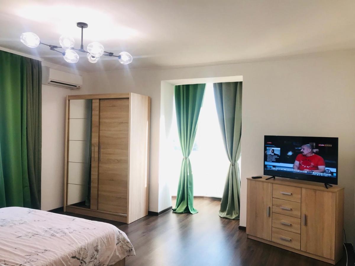 Naberezhna 10, Central Lutsk Apartman Kültér fotó